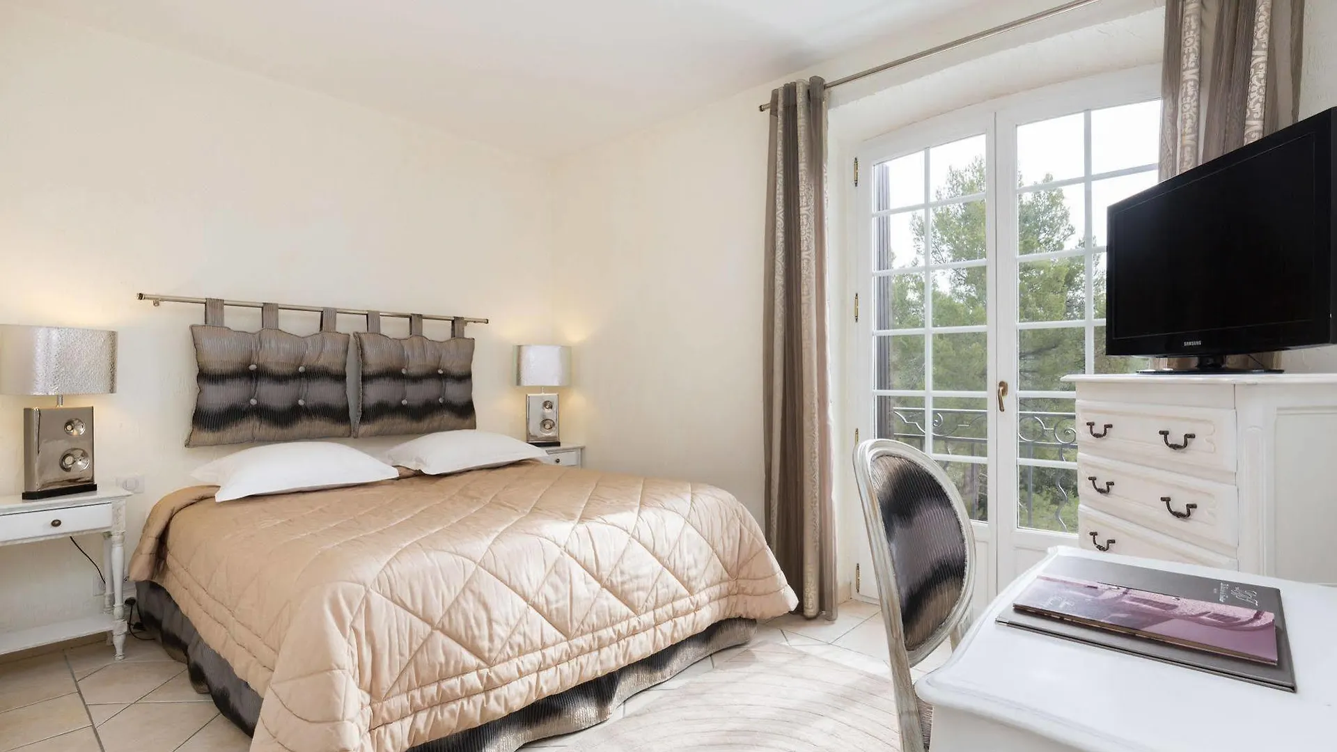 La Bastide De Tourtour Hotel & Spa 4*,